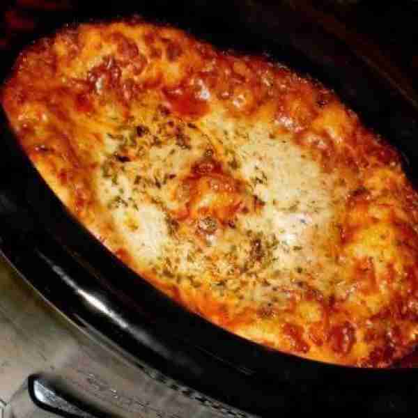Crock Pot Pizza 🍕 INGREDIENTS CRUST 1 1/2 cups biscuit mix or 1 1/2 cups Bisquick, clone 1/2-3/4 cu...