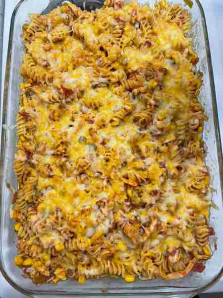 Chicken enchilada pasta 🤤 Cook rotini pasta first (about 8oz for this recipe) 1 bag of frozen corn...