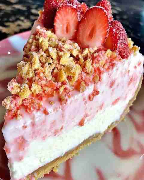 Creamy Strawberry Crunch Cheesecake Ingredients : For the Crust: 2 cups graham cracker crumbs ½ cup...