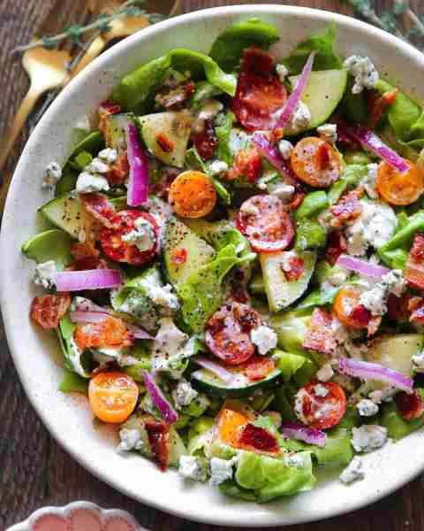 Butter Lettuce Salad with Tomatoes, Cucumber, Bacon, and homemade Blue Cheese Dressing. 🍅🥒🥓