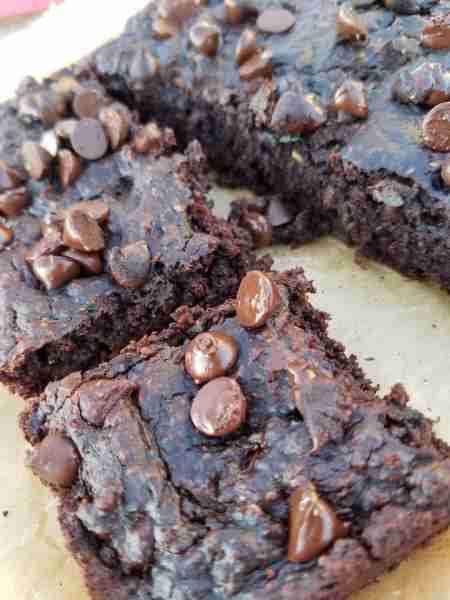 Our Flourless, Dark Chocolate Zucchini Brownies are refined sugar-free, and SO DELICIOUS! <3 Here's...
