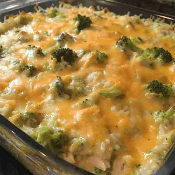 Broccoli, Rice, Cheese, and Chicken Casserole Ingredients 2 cups water 2 cups uncooked rice 1 -10 ou...