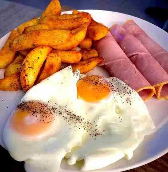 A classic..Ham, Egg and Chips 👌👍