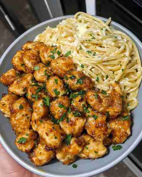 Linguine Crémeux au Parmesan avec Bouchées de Poulet Citron-Ail Ingrédients : Pour le poulet : 450 g...