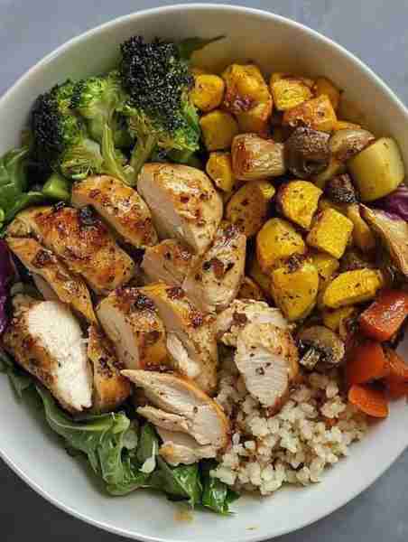 🥦 Roasted Chicken & Veggie Bowl 🍠✨ A delicious and nourishing meal with juicy roasted chicken, ca...