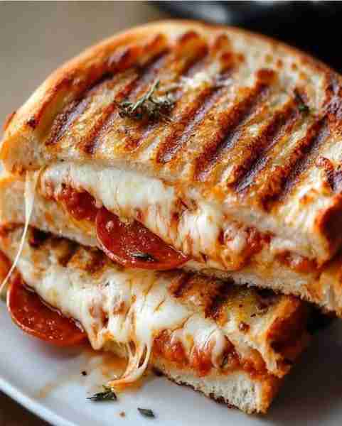 Pepperoni Pizza Grilled Cheese Ingredients: 2 slices of Italian bread, 1/4 cup marinara sauce, 6 sli...