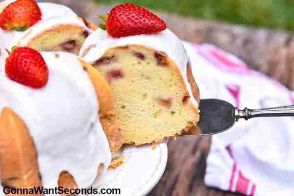 🍓 Strawberry Pound Cake! 🍓 Tart berries settle beautifully in a butter cake, all of it topped with...