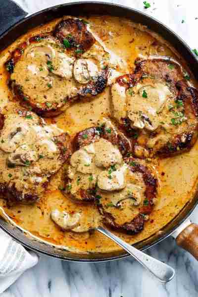 Côtelettes de porc à l’ail dans une sauce crémeuse aux champignons Ces côtelettes de porc faciles mi...