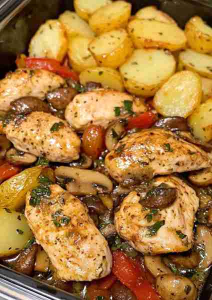 🍄 Creamy Mushroom Garlic Greek Chicken Alfredo brings cozy, earthy comfort straight to your plate!...