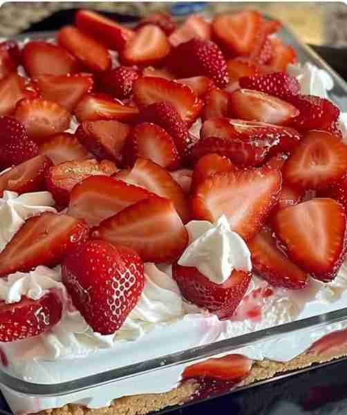 Indulge in the sweetness of summer with this delightful Strawberry Cream Cheese Icebox Cake! 🍓 Str...