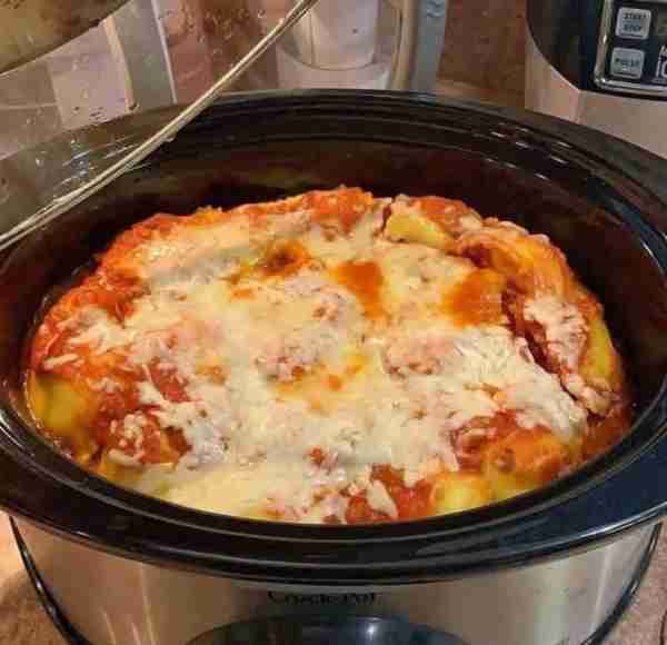 Slow Cooker Cheesy Ravioli and Meat Sauce 🍝🧀 Equipment: - Slow Cooker (5-quart or larger) Ingredie...