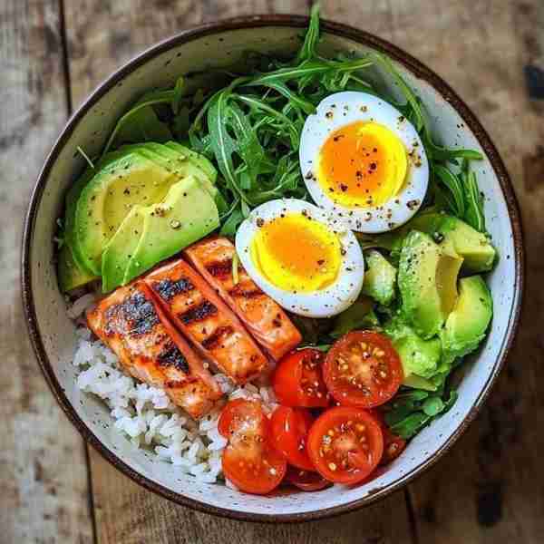 Grilled Salmon Rice Bowl 🍣🍚🥑🍳🍅 Ingredients: 1 cup cooked white rice 🍚 1 grilled salmon fillet,...