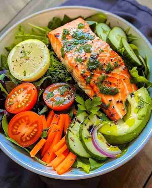 🔥🥑 Grilled Salmon & Avocado Salad Bowl: A Flavorful and Nutritious Meal 🥑🔥 🌟 Elevate your meal...