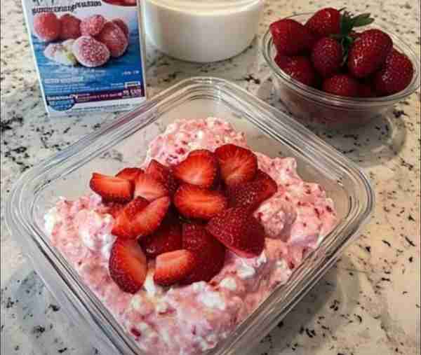 High Protein Strawberry cheesecake fluff It is the most delish high protein dessert without that whe...