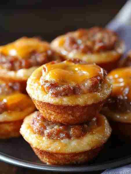 Sausage & Cheese McGriddle Muffins 🥓🧀🧁 Quick, hearty, and satisfying! Ingredients: 1 lb cooked...