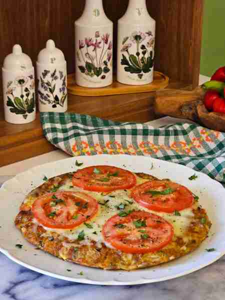 TUNA & TOMATO OMELETTE 🍅🐟🧀🥚🥘 A handy, quick recipe for sturdy breakfast, lunch or dinner! This...