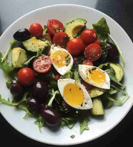 🥗 Egg & Avocado Salad Ingredients: 🥚 2 Soft-boiled eggs 🥑 1 Avocado 🍅 Cherry Tomatoes 🫒 Black o...