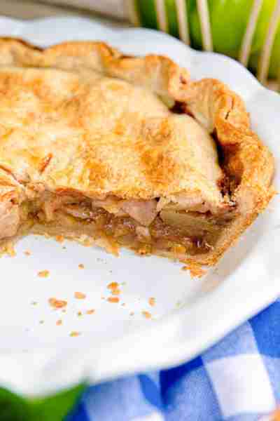 🍎🥧The best part of this Classic Apple Pie? You can have this mouthwatering pie ready to enjoy in u...