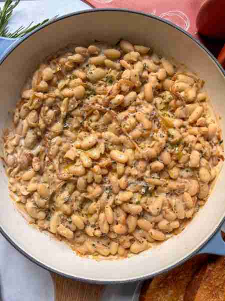 Caramelized onion white beans with rosemary and balsamic 💕 Full recipe in the comments. You need: -...