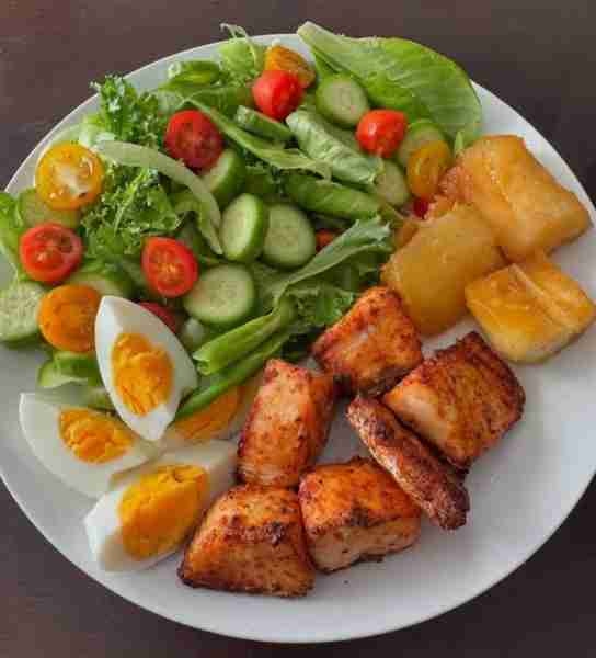 🍽 Ingredients in the Plate: 🥗 Fresh Salad: 🥬 Lettuce (green and crisp) 🥒 Cucumber (sliced rounds)...