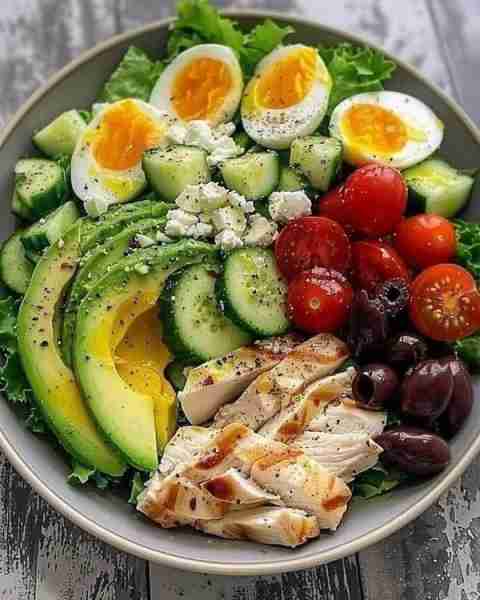 Mediterranean Chicken Salad Bowl 🥗🍗🥑🍅🥒🥚🧀🫒 Ingredients: Grilled chicken breast, sliced 🍗 Fre...