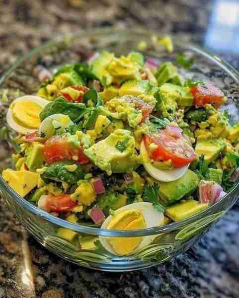 Avocado Egg Salad 🥑🍅🥚🧅🌿🍋 Ingredients: 2 ripe avocados 🥑 3 hard-boiled eggs 🥚 Cherry tomatoes...