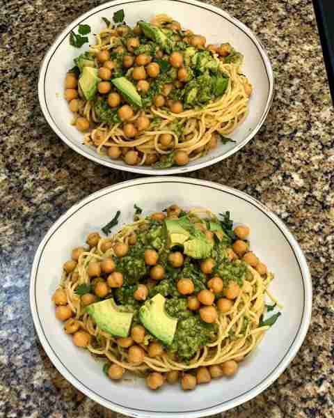 Roasted Chickpea and Avocado Pasta Creamy Avocado Pasta with Roasted Chickpeas Ingredients: 8 oz pas...