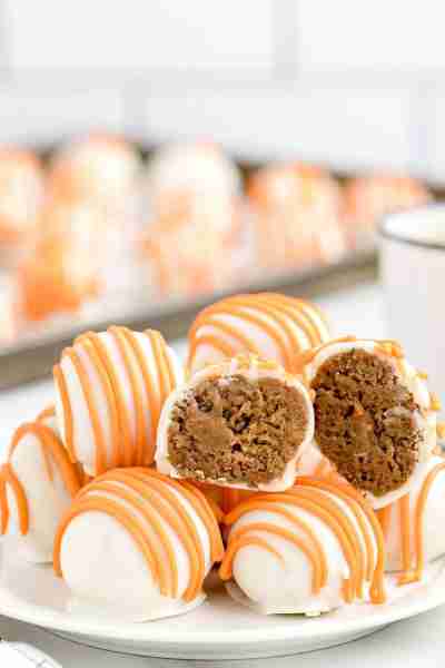 This easy Carrot Cake Cheesecake Bites recipe is a quick way to make mini carrot cake cheesecakes us...