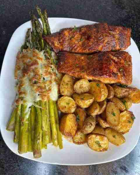 Spiced Salmon with Garlic Potatoes & Cheesy Asparagus Ingredients: 2 salmon fillets 1 lb baby potato...