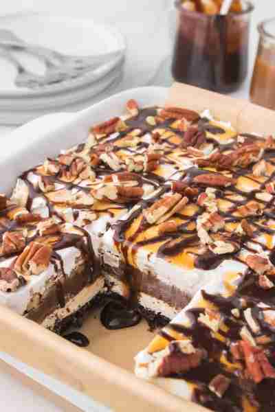 No bake Turtle Dream Bars, full of chocolate, pecans and caramel in every bite. RECIPE in comments b...