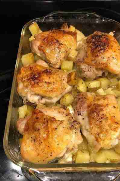 Garlic Roasted Chicken and Potatoes😍😍 I’ve been making this recipe for so many years, I can’t reme...