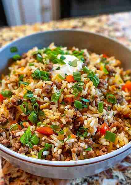 🔥 Dirty Rice with Ground Beef & Garlic-Parmesan Yogurt Cream Sauce is the ultimate savory comfort b...
