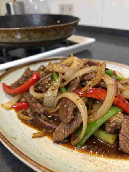 Sizzling Chinese Pepper Steak with Onions 🥩🌶️🍚 Ingredients 🛒 1 lb flank steak or sirloin, thinly...