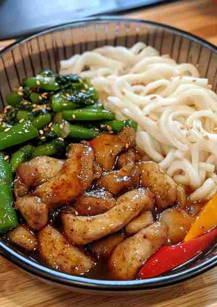 🍜🥢 Savory Udon Noodle Stir-Fry—a quick and customizable dish featuring chewy udon noodles tossed w...