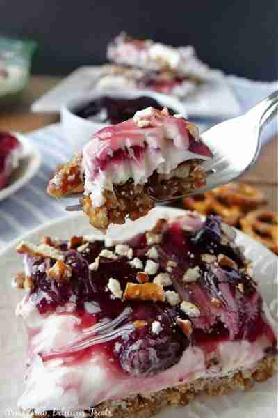 EASY BLACKBERRY CREAM CHEESE DESSERT! The perfect sweet and salty dessert! 🥄 RECIPE BELOW!