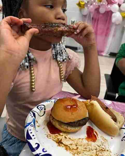 Blacc people what’s wrong with this picture