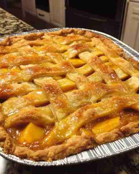Grandma’s Peach Cobbler Pie🤤🤤😋 Don't LOSE THIS RECIPE 😍😘😋 Ingredients : 2 lbs sliced frozen pe...