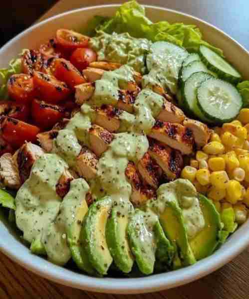 Grilled Chicken & Avocado Salad Bowl 🥑 A fresh, protein-packed bowl for a satisfying and healthy me...