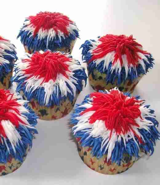 FIREWORKS CUPCAKES - cute idea! ❤️ via PuffCake