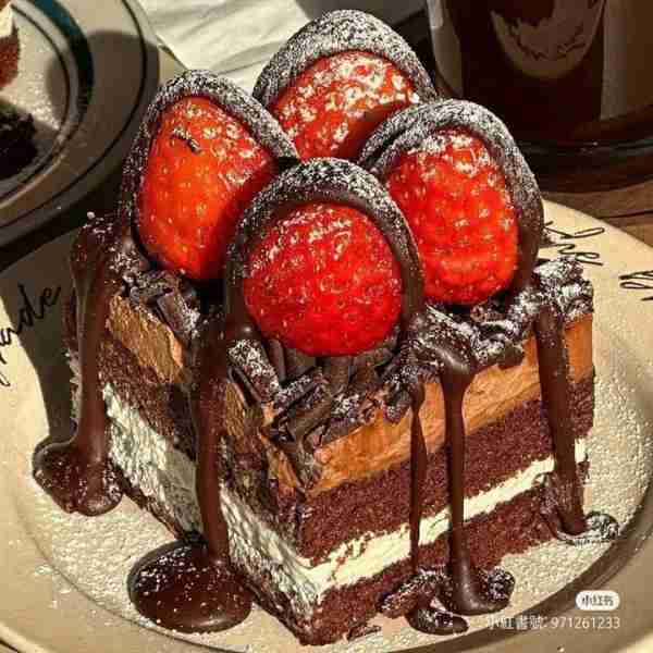 Strawberry chocolate cake 🍓🤎