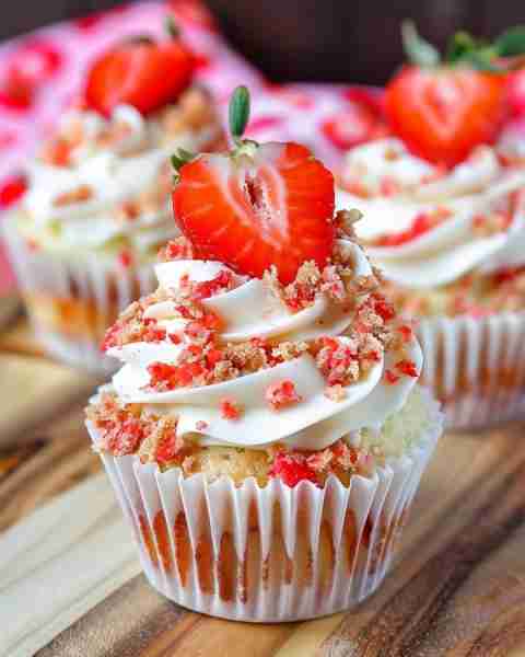 Strawberry Crunch Cupcakes Ingredients (makes 12 cupcakes) For the strawberry cupcakes: 1½ cups (190...