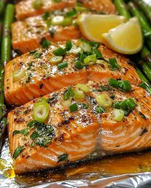 Lemon Garlic Salmon with Roasted Asparagus in Foil Packets Ingredients: 4 (6-ounce) salmon fillets (...