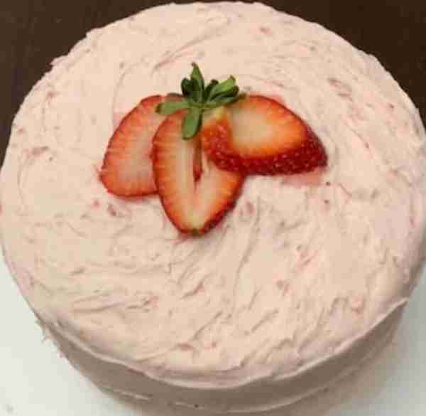 Fresh Strawberry 🍓 Cake With Frosting ⁠⁠ **Perfect for Mother’s Day, so delicious! ~~Ingredients ~~...