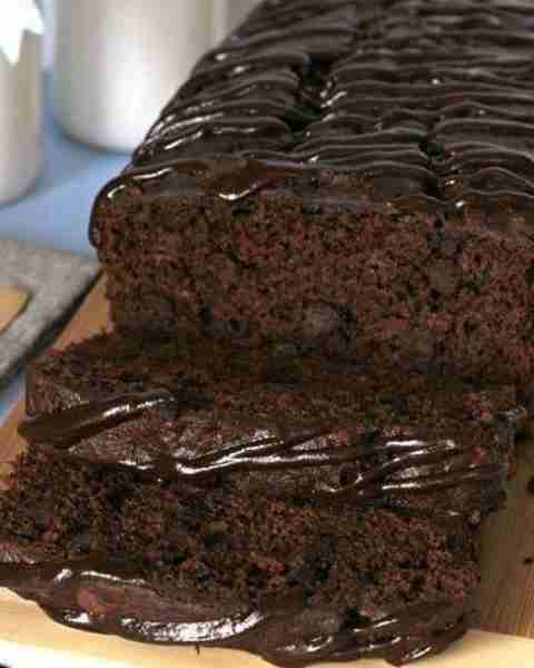 TRIPLE CHOCOLATE BANANA BREAD 🍌🍫 1½ cups flour ½ cup cocoa powder 1 teaspoon baking soda ½ teaspoo...
