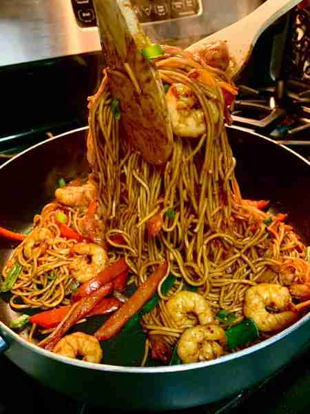 🍤🍤 Shrimp Lo Mein with Red and Green Pepper 🍤🍤 🍤🌶️ Time to stir-fry up some smiles! Loaded with...
