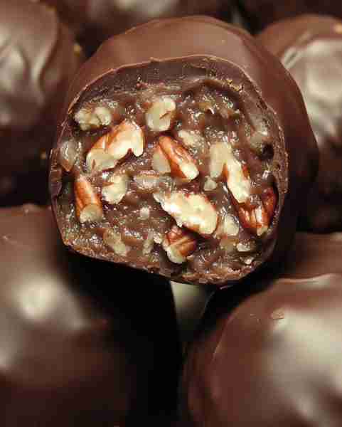 Easy Chocolate Pecan Caramel Truffles Ingredients: 1 cup chopped pecans (roasted for extra flavor) 1...