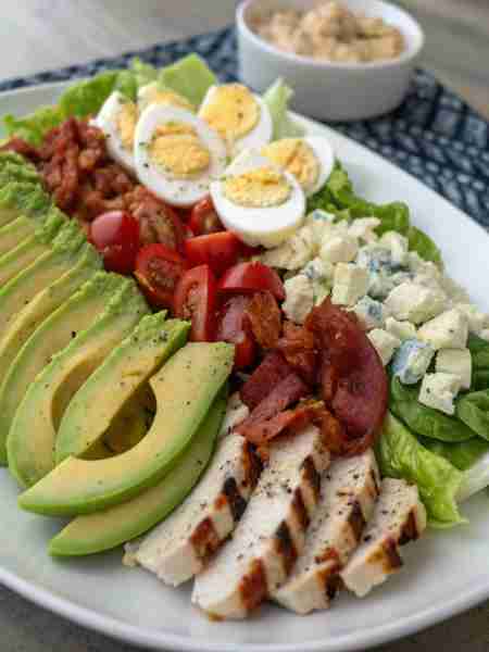 Classic Cobb Salad 🥗 Ingredients: 🥬 Romaine lettuce (chopped) 🍗 Grilled chicken breast (sliced)...