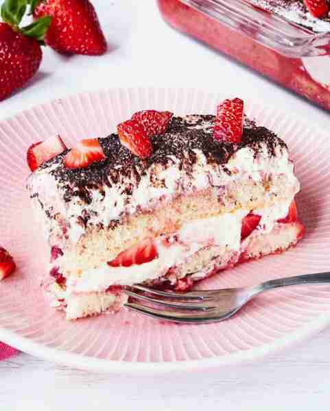 Strawberry tiramisu! Ingredients (for 8 portions) 500 g of strawberries 70 g of sugar 3 tablespoons...