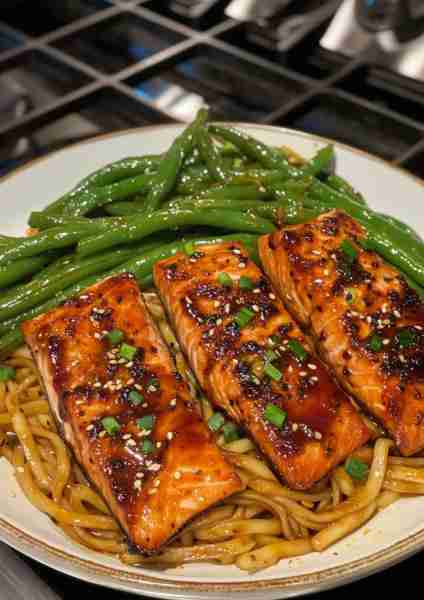 🍣🥢 Teriyaki Salmon with Garlic Noodles & Green Beans—a flavorful and satisfying dish combining ten...