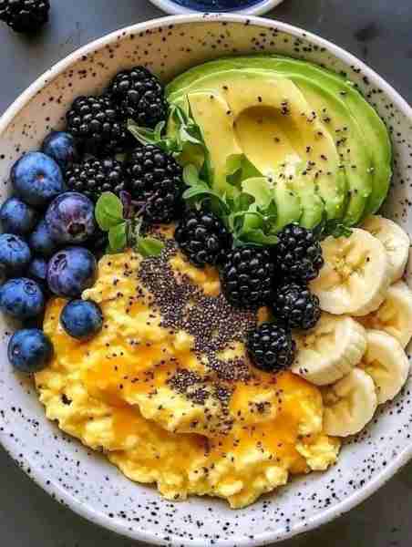 🍳🥑 Power Breakfast Bowl with Scrambled Eggs, Avocado & Berries 🍇✨ This nutrient-packed breakfast...